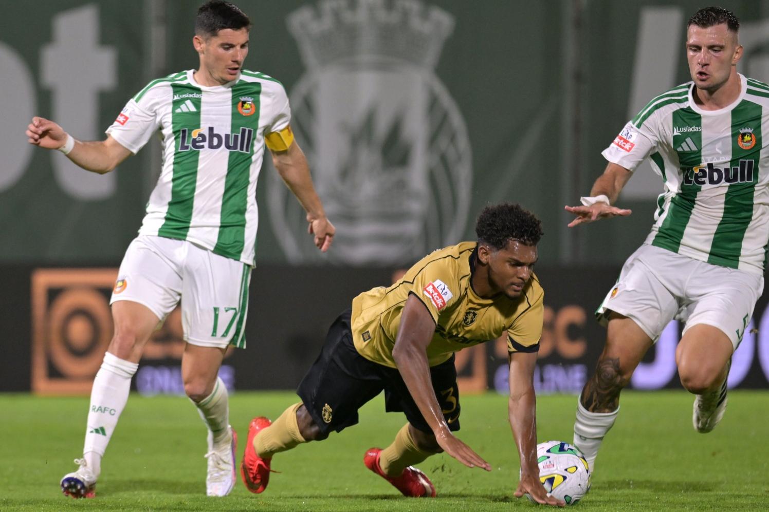 Vrousai comete falta sobre Luís Guilherme (Foto Fernando Veludo/LUSA)