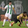 Vrousai comete falta sobre Luís Guilherme (Foto Fernando Veludo/LUSA)