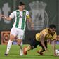 Vrousai comete falta sobre Luís Guilherme (Foto Fernando Veludo/LUSA)