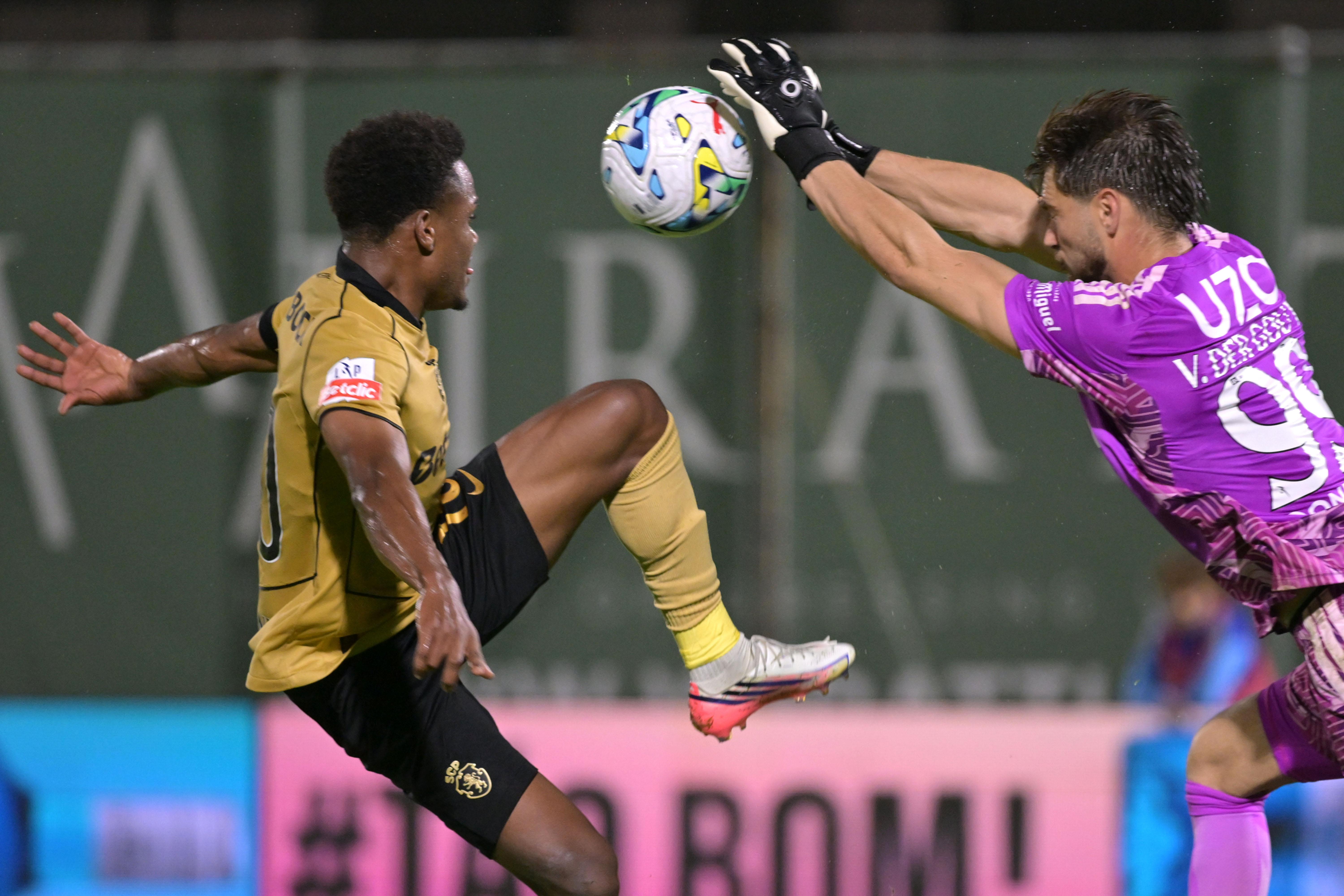 Geny e van der Gouw em ação (Rio Ave-Sporting)