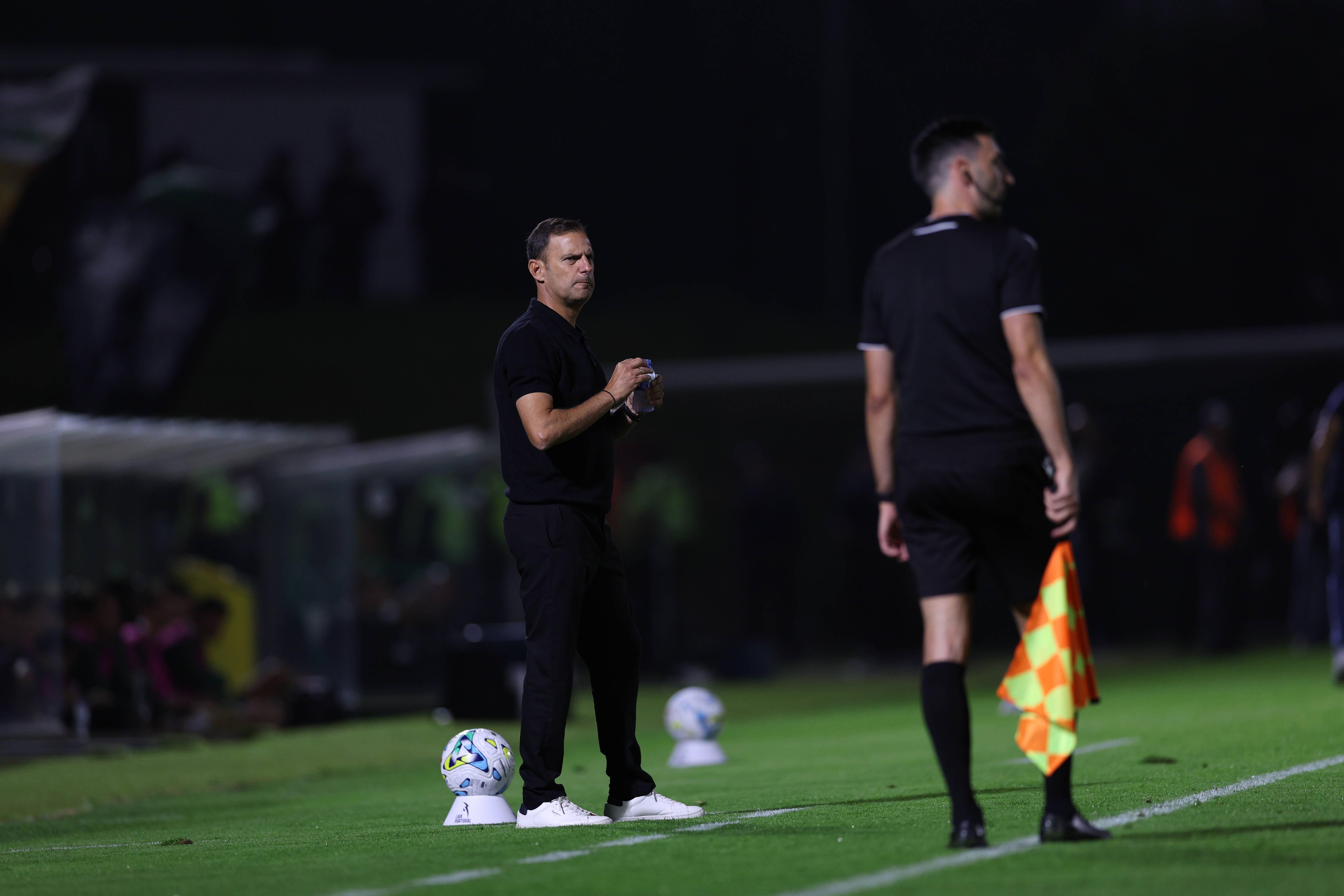 Sotiris Silaidopoulos na linha latera. (Rio Ave-Sporting)