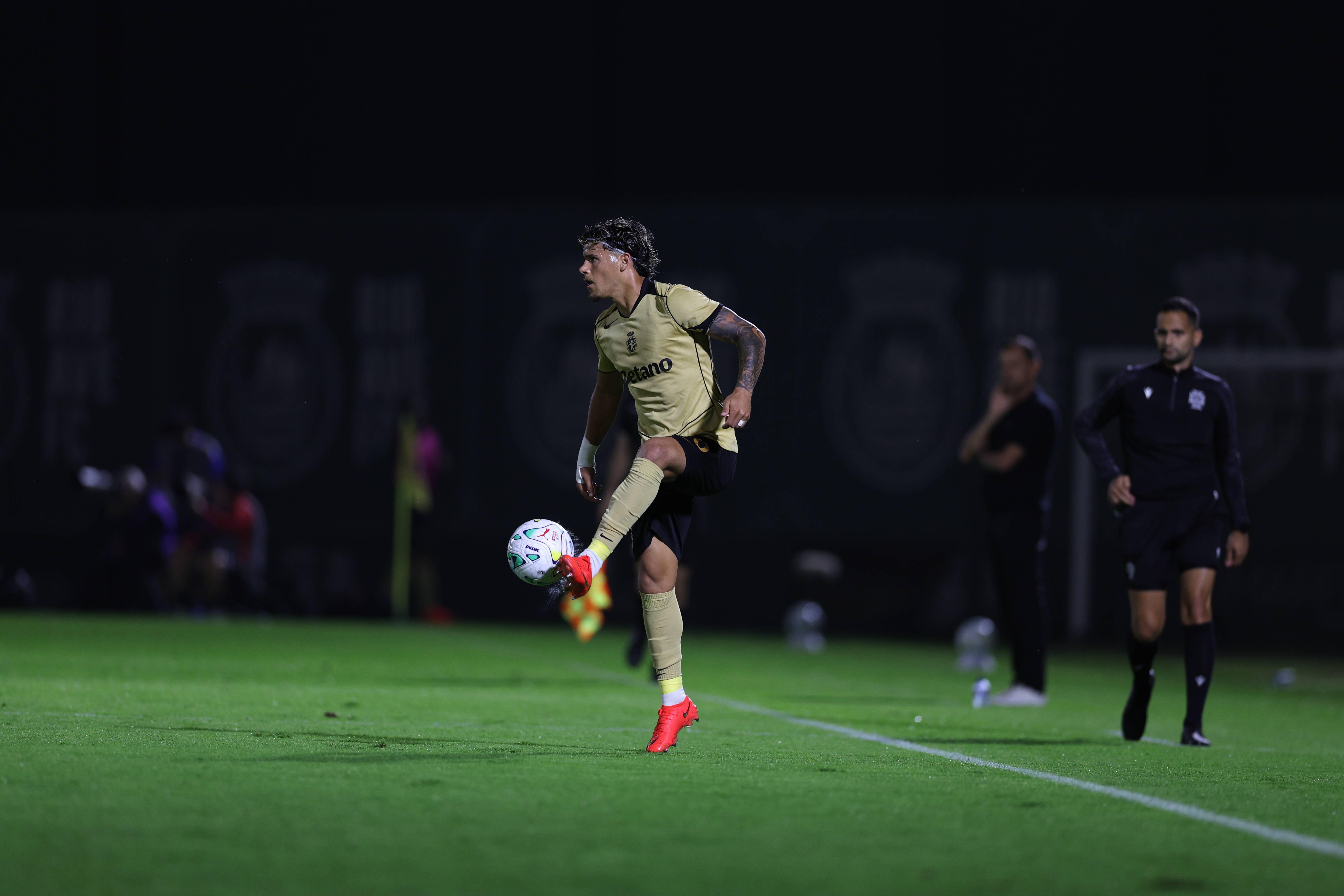 Maxi Araújo em ação (Rio Ave-Sporting)