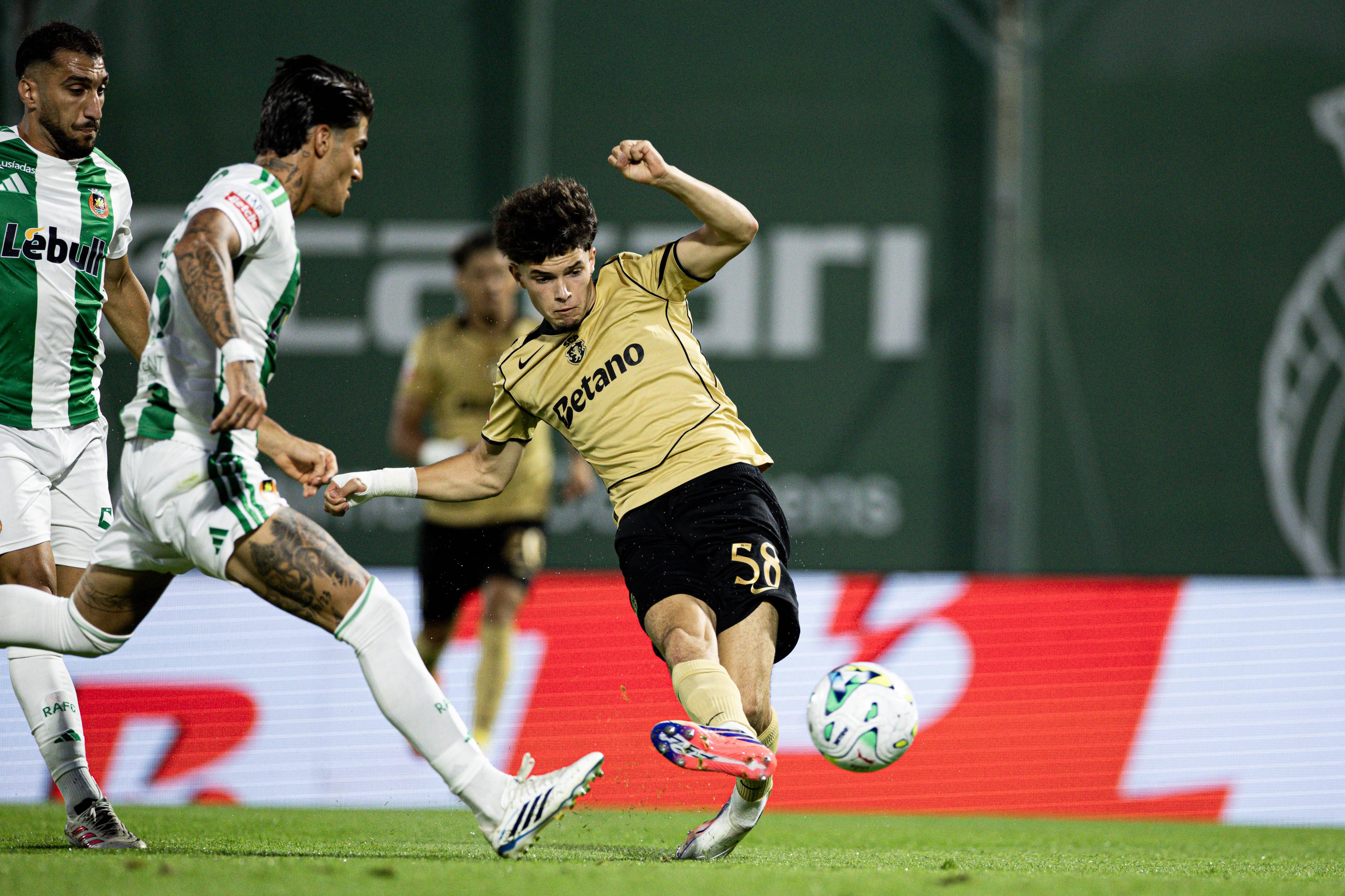 Flávio Gonçalves marca o primeiro golo do Sporting em Vila do Conde  — Foto: IMAGO