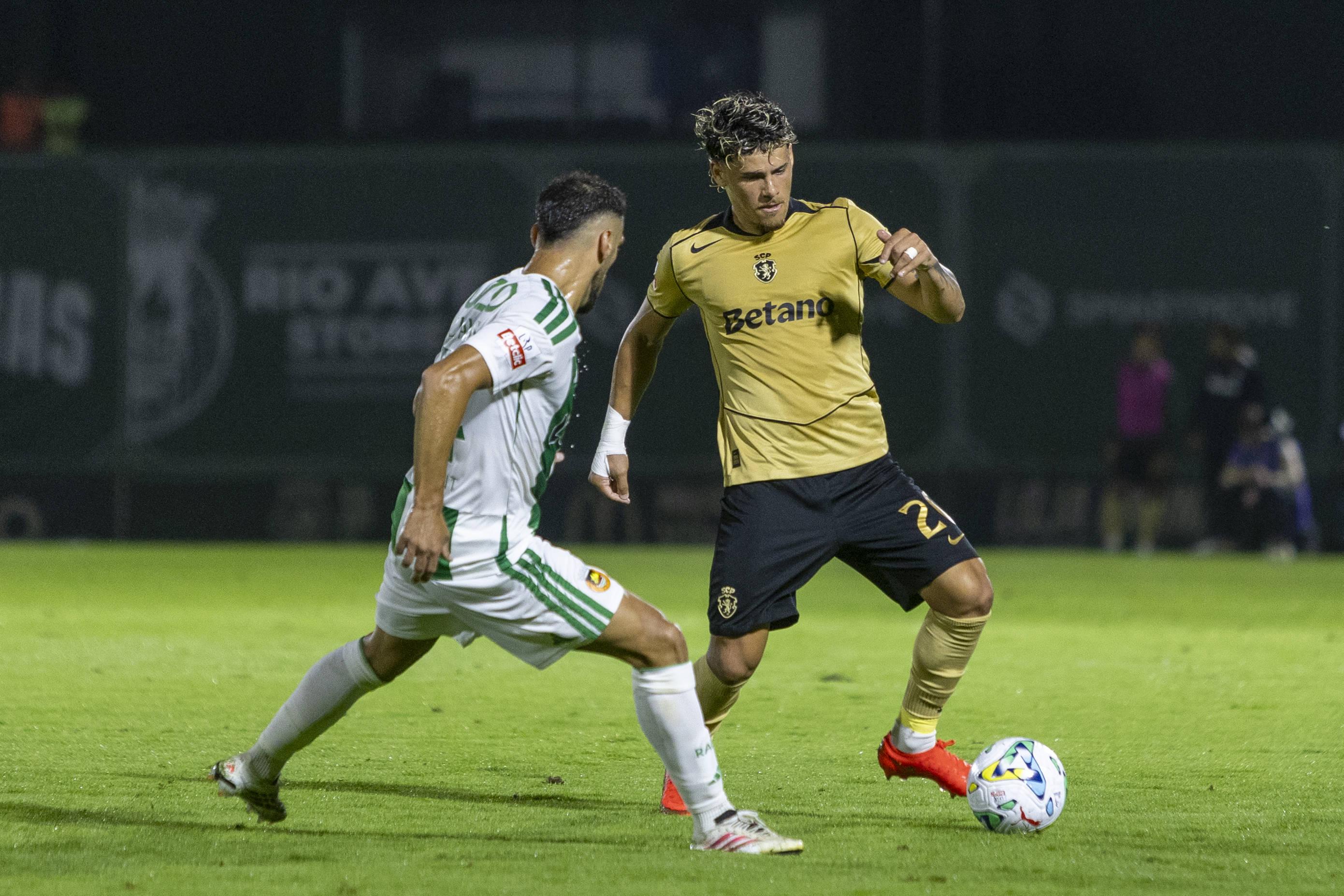 Maxi Araújo foi o dono da lateral esquerda (Rio Ave-Sporting)