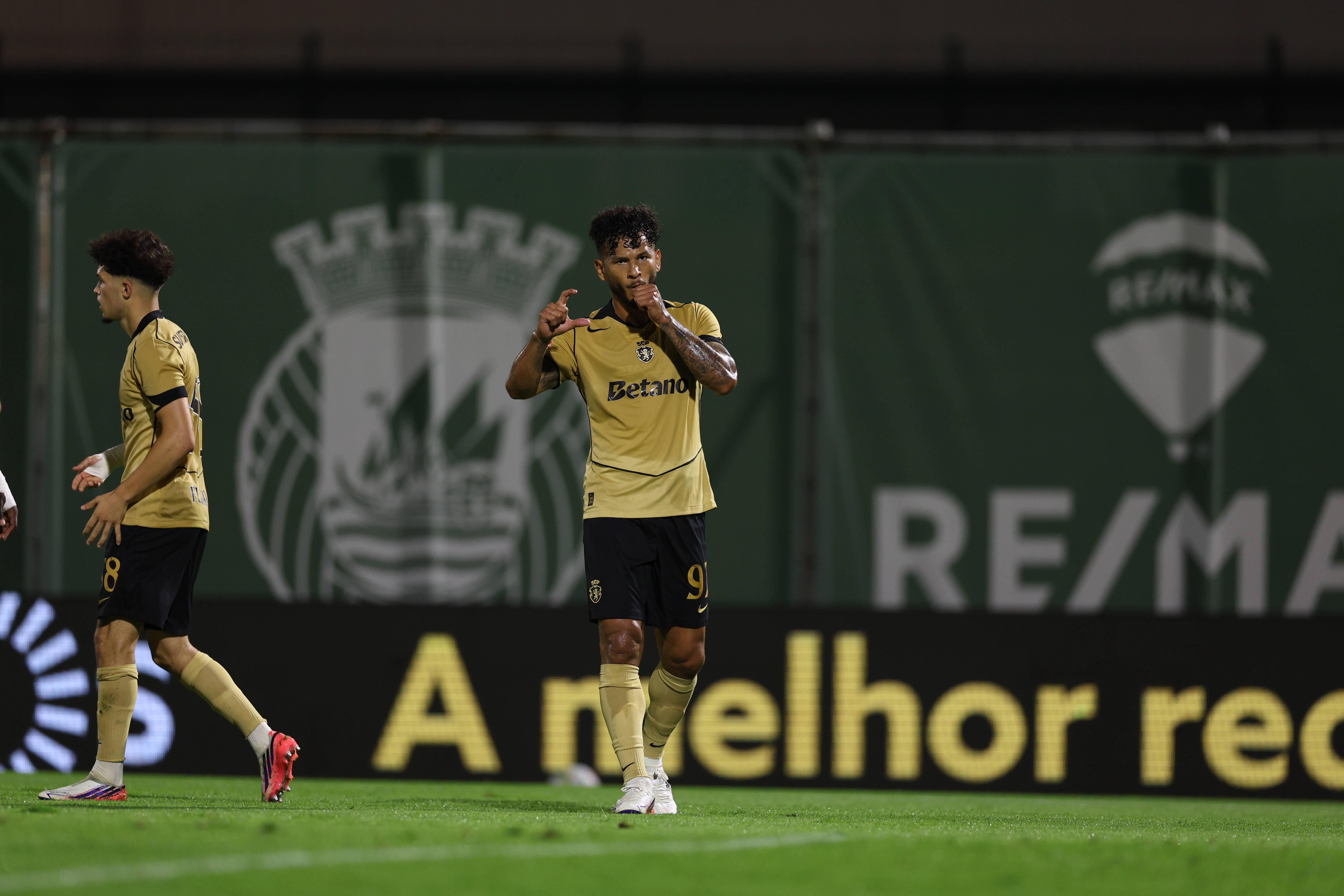 Luis Suárez bisou na partida (Rio Ave-Sporting)