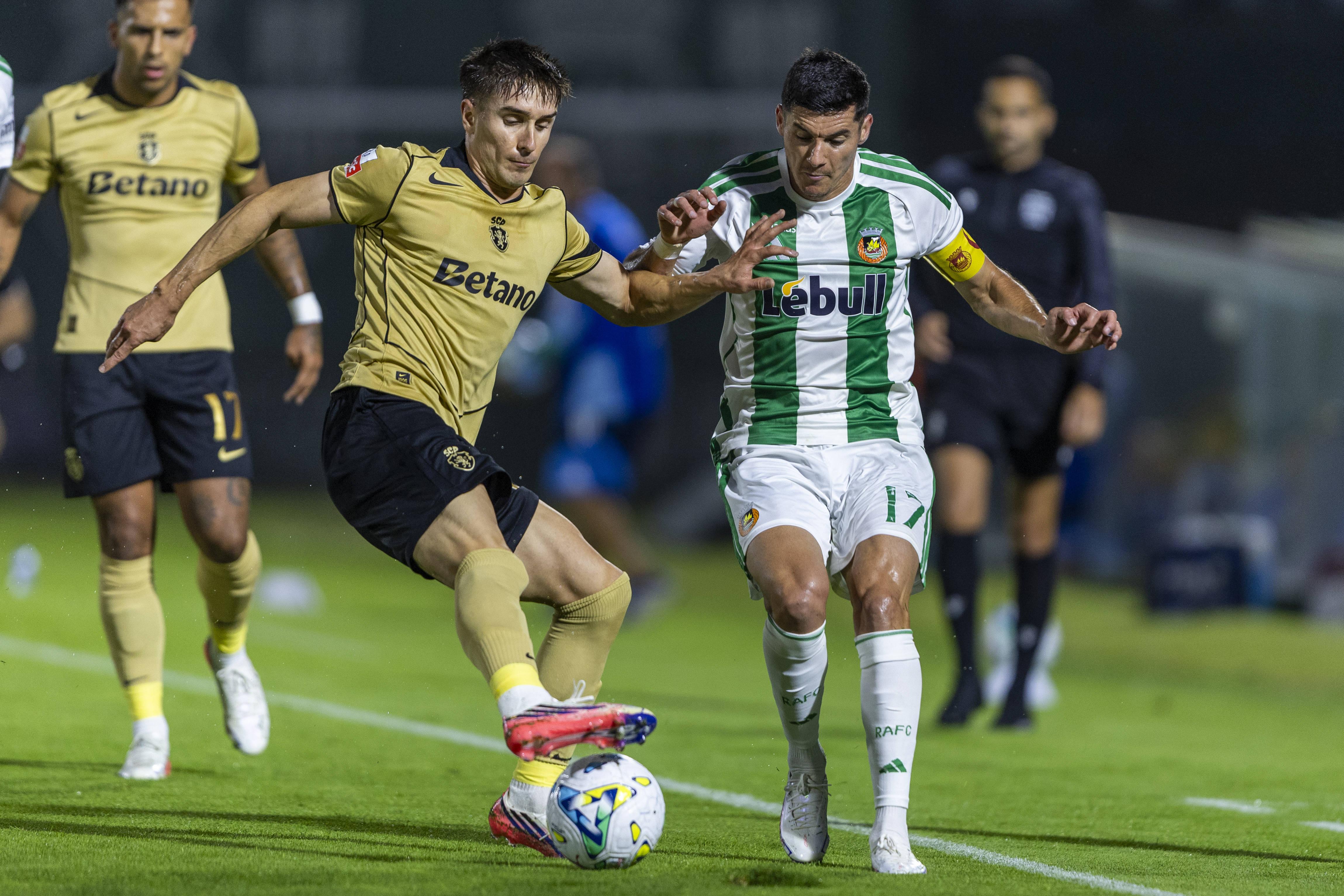 Fresneda e Vrousai disputam o lance (Rio Ave-Sporting)