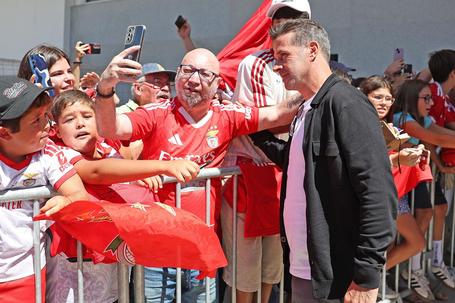 Marco Silva também acedeu aos pedidos dos adeptos - Foto: SL Benfica