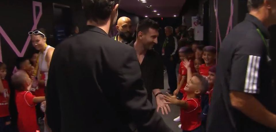 Vídeo: Messi não jogou, mas distribuiu felicidade