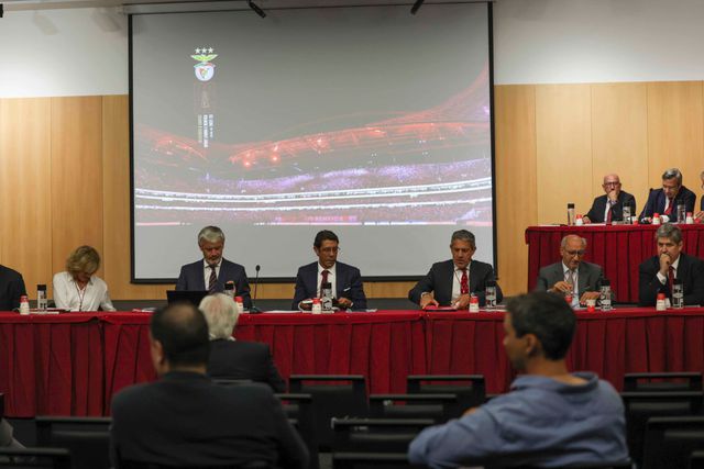 Contas da SAD do Benfica aprovadas no último ato de gestão de Soares de Oliveira