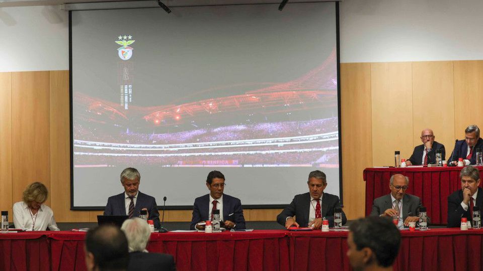 Contas da SAD do Benfica aprovadas no último ato de gestão de Soares de Oliveira