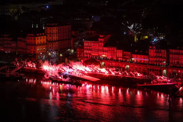 Festa dos 130 anos no FC Porto começou com fogo de artifício na Ribeira