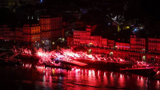 Festa dos 130 anos no FC Porto começou com fogo de artifício na Ribeira