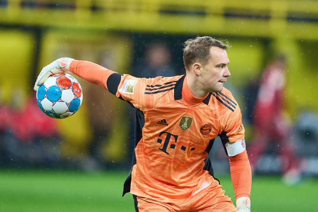 Quase um ano depois, Neuer volta aos treinos no relvado