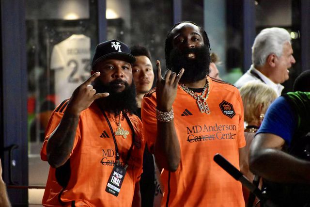 Vídeo: James Harden celebra título contra equipa de Messi