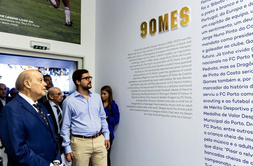 Pinto da Costa numa visita ao Museu e exposição sobre Fernando Gomes. O espaço deverá em janeiro ter o seu nome e espólio exibidos
