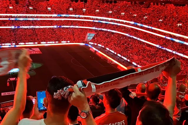 Adeptos do Benfica ao rubro com o hino