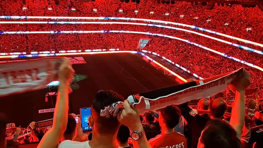 Adeptos do Benfica ao rubro com o hino