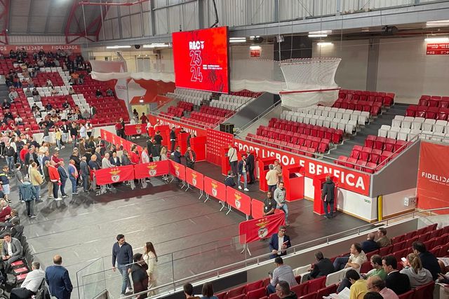 Benfica: sócios chumbam contas na AG