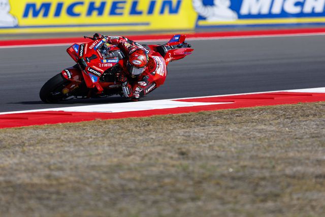 Bagnaia vence corrida sprint com queda de Jorge Martin (vídeos)