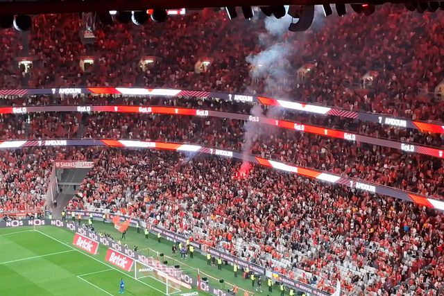 Festa nas bancadas da Luz depois da estreia de Amdouni a marcar pelo Benfica