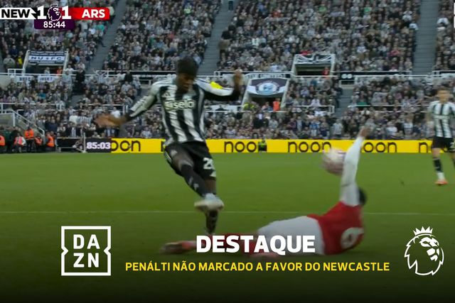 Bola bate no braço do jogador do Arsenal, mas o VAR não assinala penálti