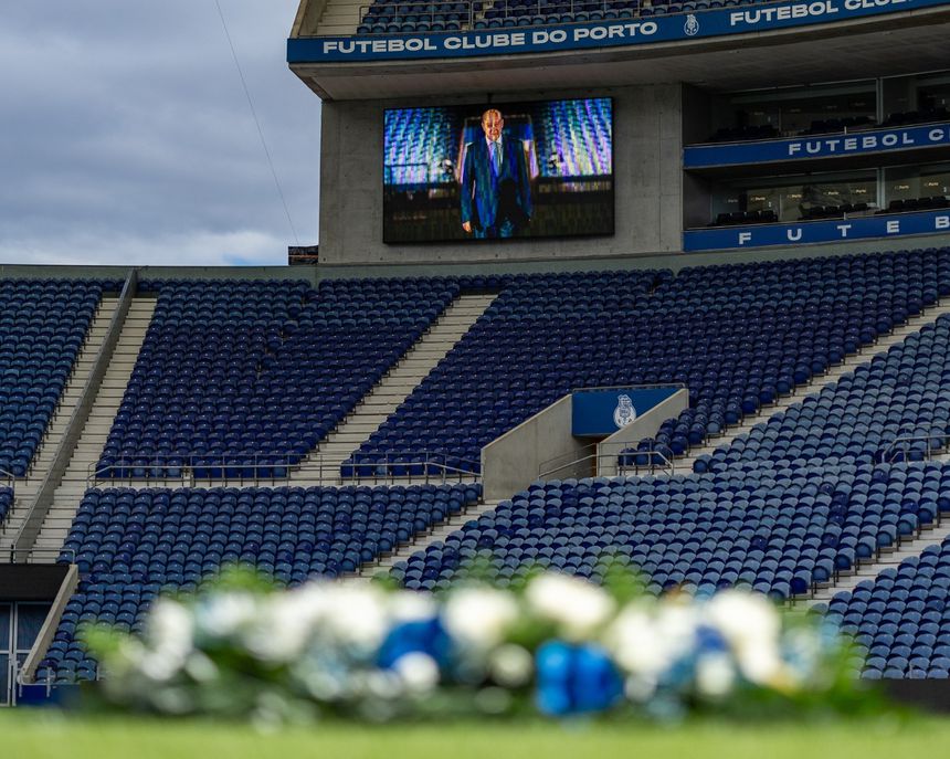 Pinto da Costa foi homenageado no relvado do Dragão - Foto: FC PORTO