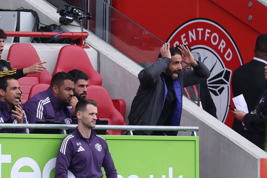 Ruben Amorim no banco do Manchester United