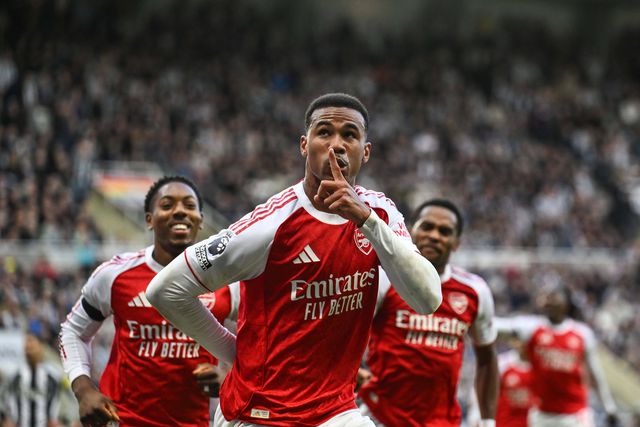 Drama teatral com polémicas do VAR deixa Arsenal mais próximo do Liverpool