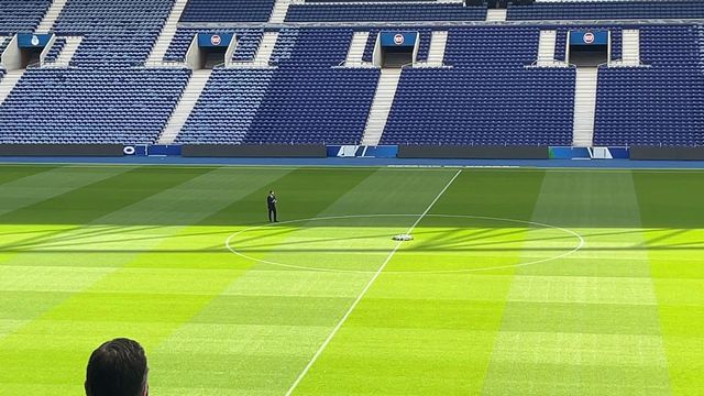 Villas-Boas deixa coroa de flores no centro do relvado em homenagem a Pinto da Costa