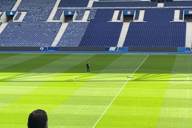Villas-Boas deixa coroa de flores no centro do relvado em homenagem a Pinto da Costa