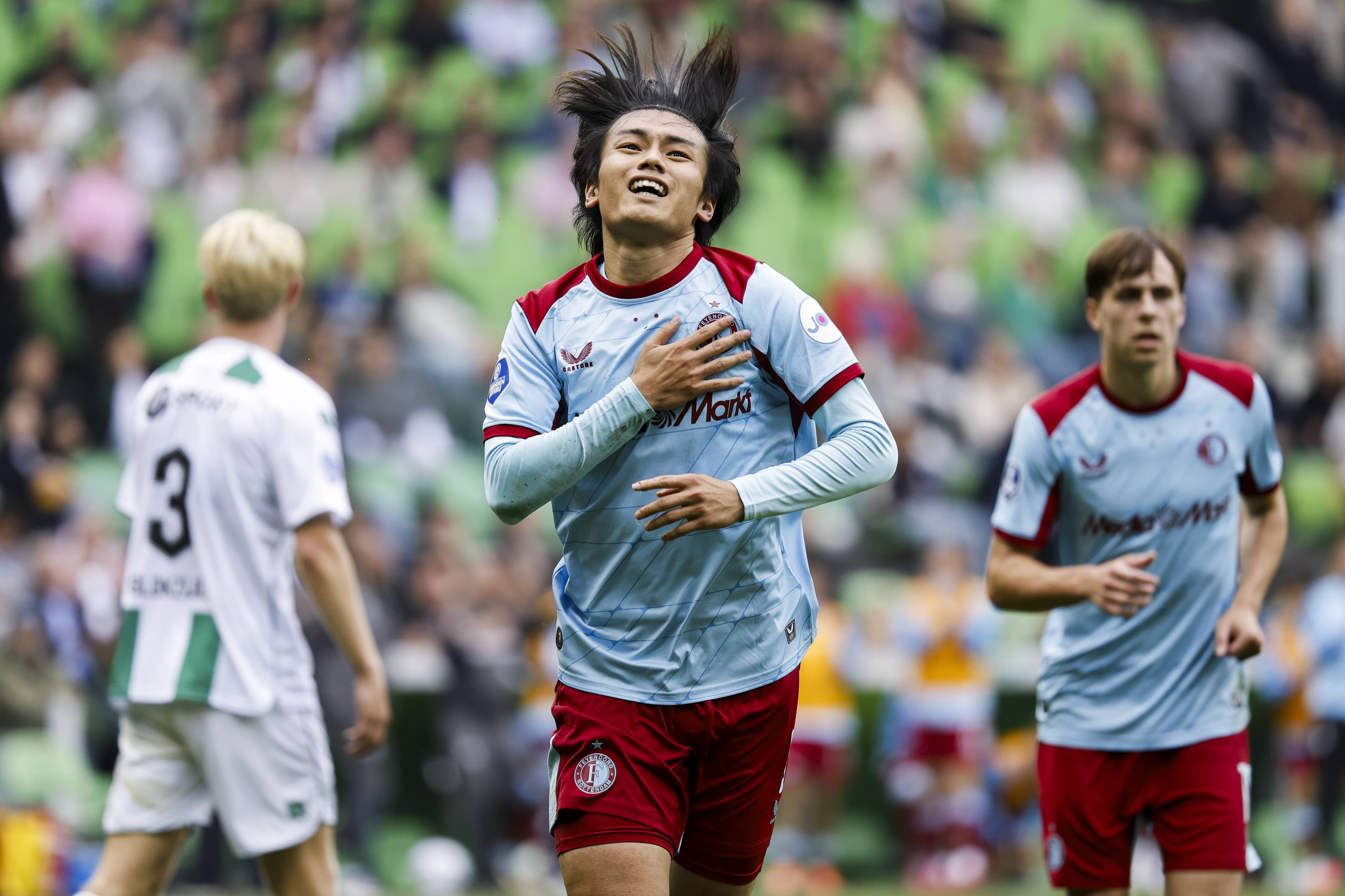 Ayase Ueda festeja golo ao Groningen na liga neerlandesa