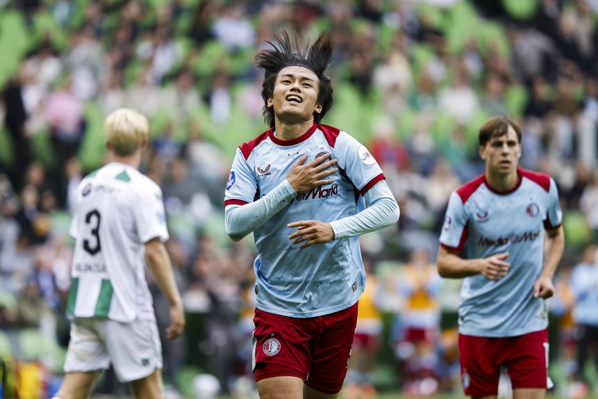 Ayase Ueda festeja golo ao Groningen na liga neerlandesa