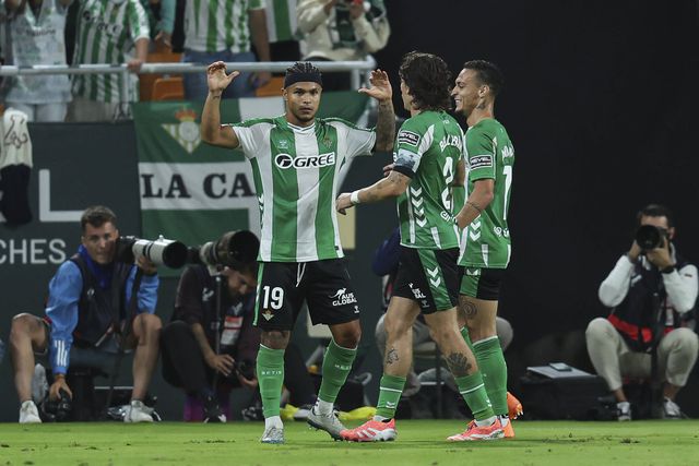 Betis vence Osasuna com Cucho Hernández em destaque
