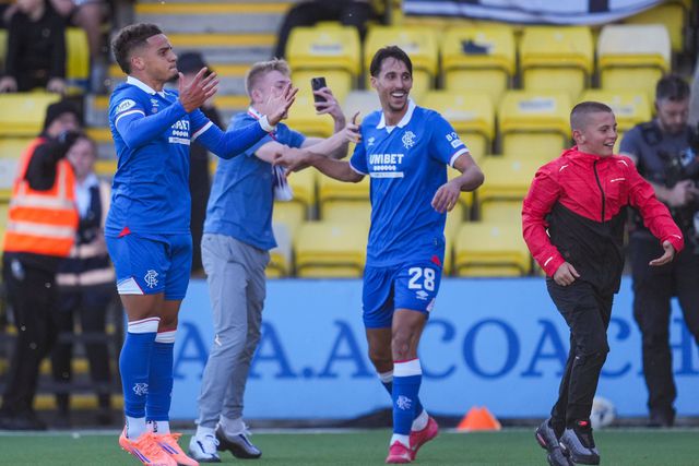 Max Aarons festeja golo da vitória do Rangers