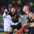 Promessa italiana de 17 anos salva o Lecce no último lance do jogo