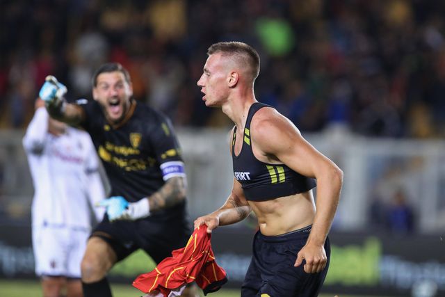 Promessa italiana de 17 anos salva o Lecce no último lance do jogo