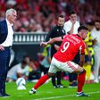 José Mourinho preocupado no jogo entre Benfica com Gil Vicente (2-1)
