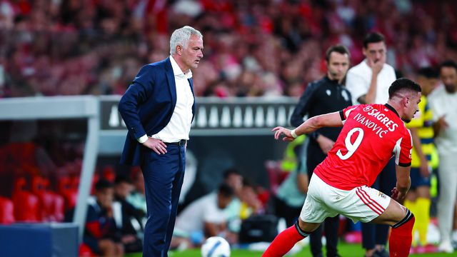 José Mourinho preocupado no jogo entre Benfica com Gil Vicente (2-1)