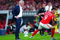 José Mourinho preocupado no jogo entre Benfica com Gil Vicente (2-1)