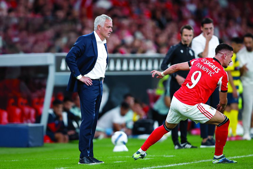 José Mourinho preocupado no jogo entre Benfica com Gil Vicente (2-1)