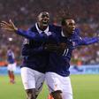 Dembelé celebra efusivamente com Olise, autor do golo que decidiu o jogo - Foto: IMAGO