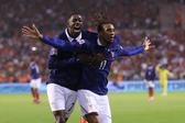 Dembelé celebra efusivamente com Olise, autor do golo que decidiu o jogo - Foto: IMAGO