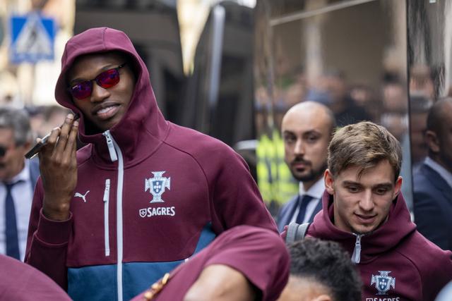 Seleção na chegada a Malmo, onde vai preparar o jogo com a Dinamarca - foto: Imago