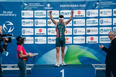 Vasco Vilaça festeja o título no pódio - Foto: World Triathlon