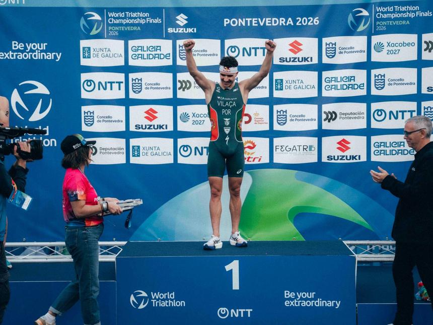 Vasco Vilaça festeja o título no pódio - Foto: World Triathlon