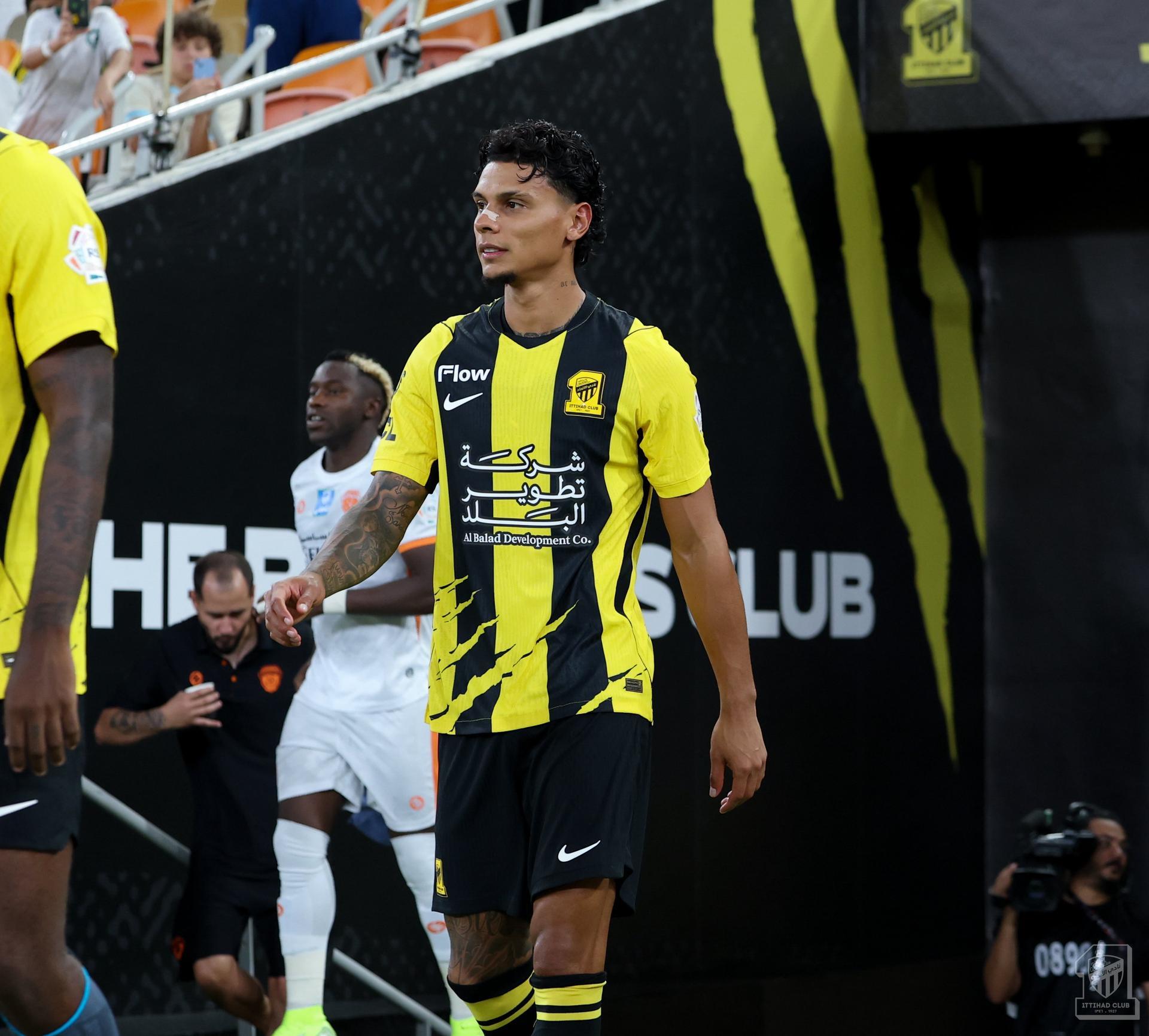 Benfica: Richard Ríos foi titular pelo Al Ittihad em três de quatro jogos (288 minutos) e assistiu na vitória ao Al Faisaly, tendo-se estreado com triunfo ao Al Nassr - Foto: Al Ittihad