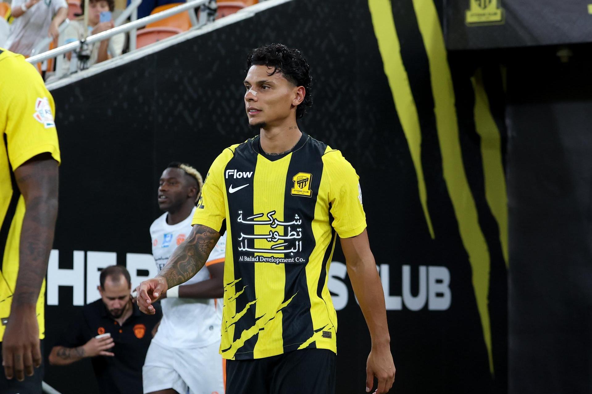 Benfica: Richard Ríos foi titular pelo Al Ittihad em três de quatro jogos (288 minutos) e assistiu na vitória ao Al Faisaly, tendo-se estreado com triunfo ao Al Nassr - Foto: Al Ittihad