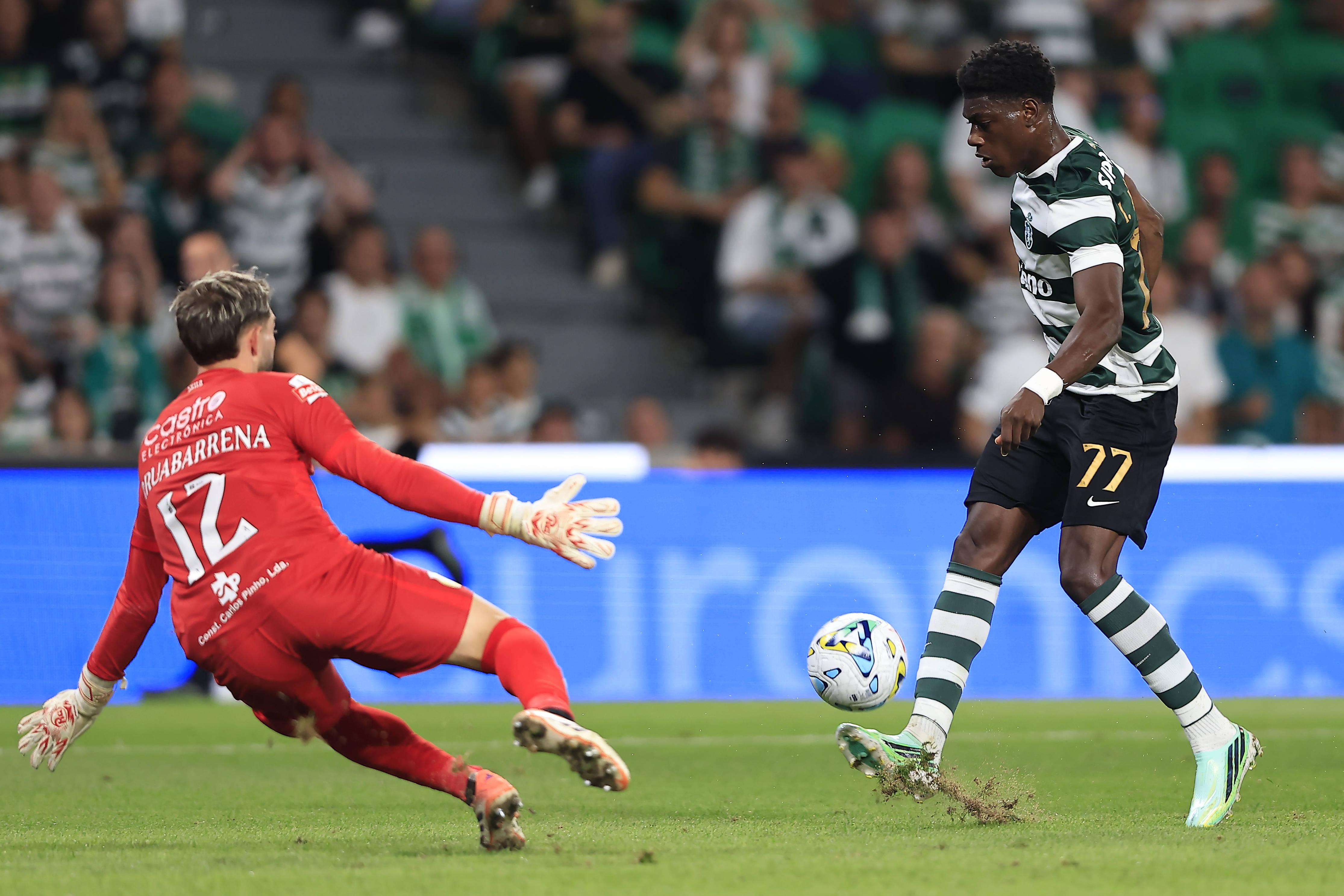 Issa Doumbia também firme no miolo - Foto: IMAGO