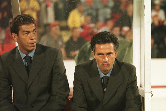 José Mourinho e Carlos Mozer, o adjunto, em 2000, no jogo entre Benfica e Halmstad - A BOLA