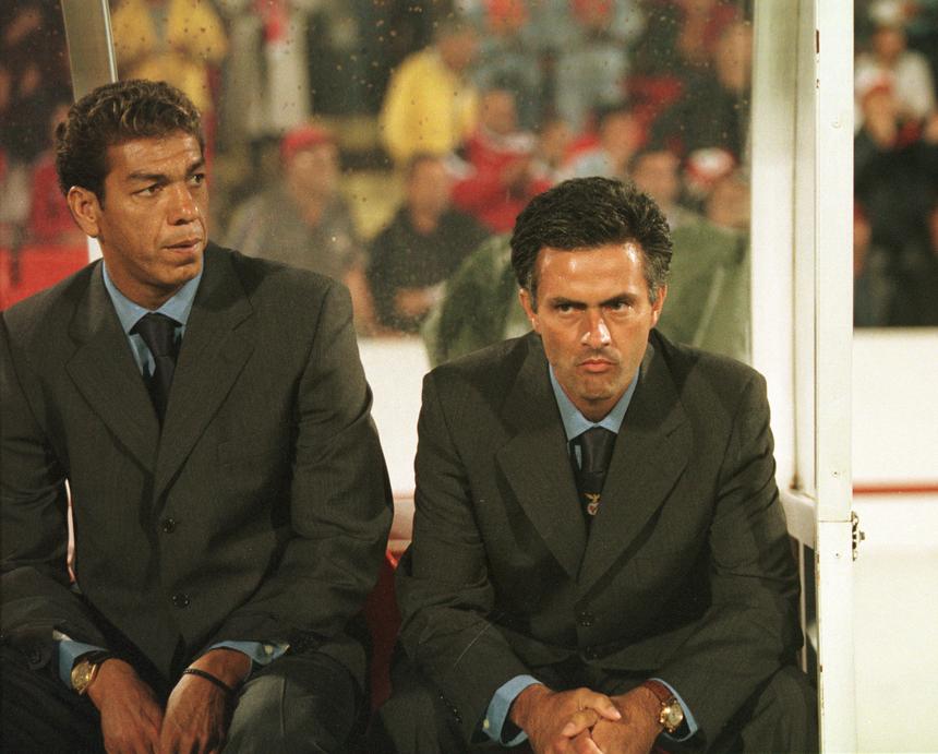 José Mourinho e Carlos Mozer, o adjunto, em 2000, no jogo entre Benfica e Halmstad - A BOLA
